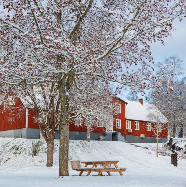 İsveç 'in Hassleholm kentindeki Hembygdsparken parkında kışın Kızıl Müze binası