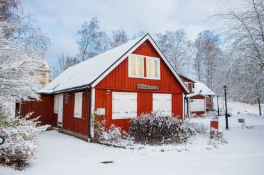 İsveç, Hassleholm 'deki Hembygdsparken parkındaki Skraddarehuset evi.