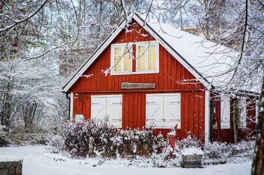 İsveç, Hassleholm 'deki Hembygdsparken parkındaki Skraddarehuset evi.