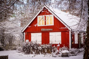 İsveç, Hassleholm 'deki Hembygdsparken parkındaki Skraddarehuset evi.