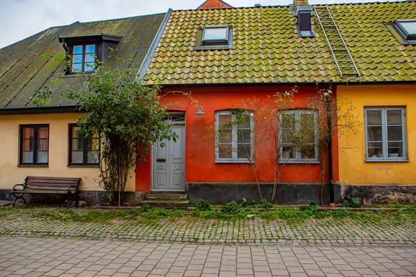 İsveç, Malmö 'deki Gamla Vaster' da Jakob Nilsgatan caddesinde renkli evler