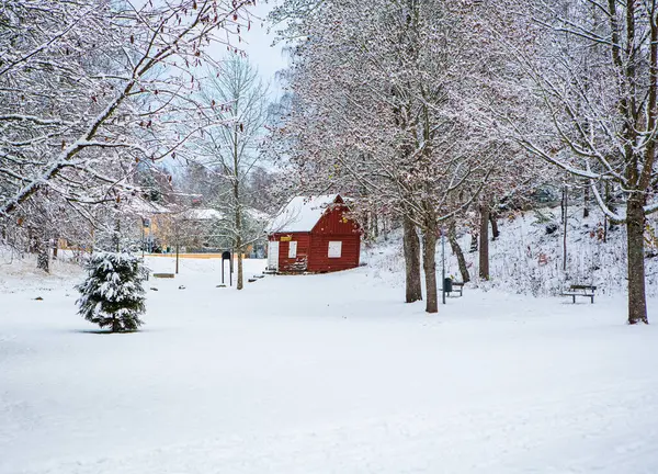 Kışın küçük kırmızı kulübe Hembygdsparken Park, Hassleholm, İsveç