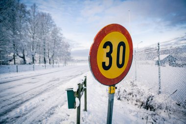 İsveç Hassleholm 'de maksimum hızın saatte 30 kilometre olduğu kış yolu