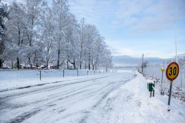 İsveç Hassleholm 'de maksimum hızın saatte 30 kilometre olduğu kış yolu