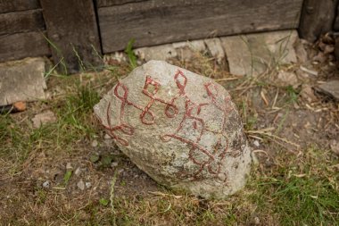 İsveç, Hollviken 'deki Foteviken Viking Müzesi' nde Runik Taş