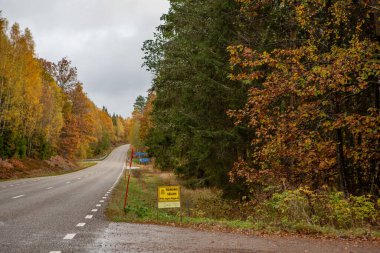 İsveç, Blekinge 'de sonbaharda kır yolu