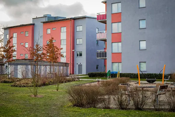 İsveç 'in Malmö bölgesindeki Gyllins bahçelerinde modern inşaat evleri