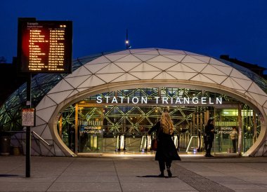 İsveç, Malmö 'deki Triangeln Metro İstasyonu gece ışığında görüldü.