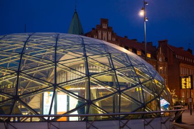 İsveç, Malmö 'deki Triangeln Metro İstasyonu gece ışığında görüldü.