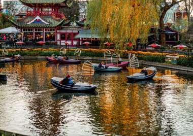 Danimarka 'nın başkenti Kopenhag' da Tivoli 'deki gölde pedallar