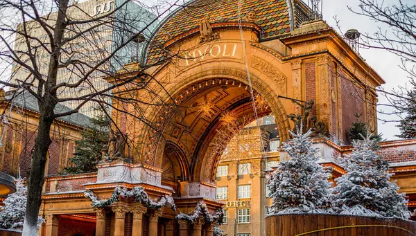 Danimarka 'nın Kopenhag şehrinde Noel zamanı Tivoli' ye giriş