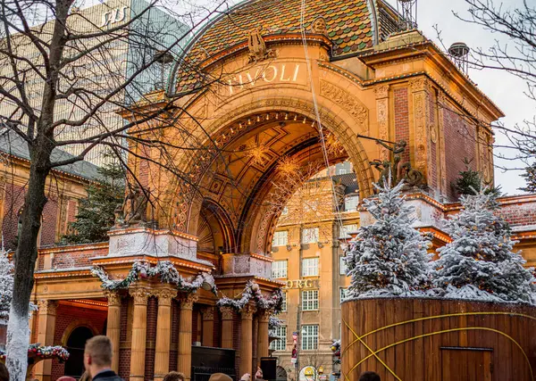 Danimarka 'nın Kopenhag şehrinde Noel zamanı Tivoli' ye giriş
