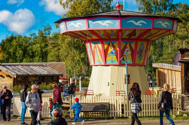 OSTERSUND, SWEDEN, 11 Eylül 2016: Jamtland, İsveç 'teki Jamtli müzesinde eski usul salıncak