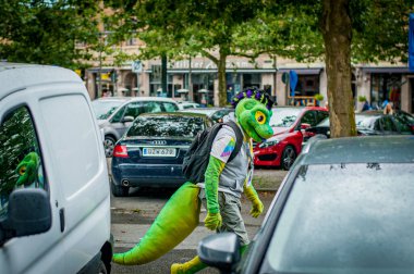 Kostümlü dinozor figürü