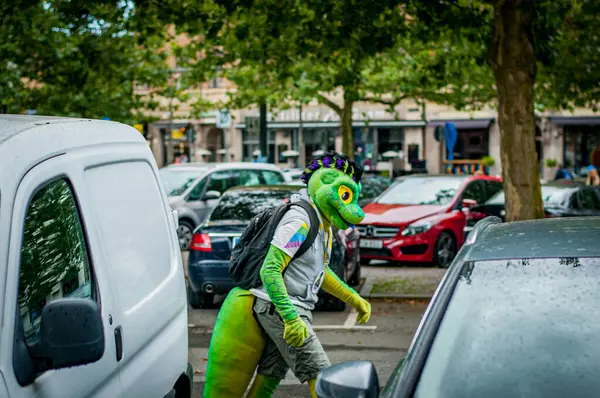 Kostümlü dinozor figürü