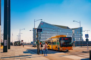 İsveç, Malmö 'deki Hyllie istasyonunda sarı bölge otobüsü