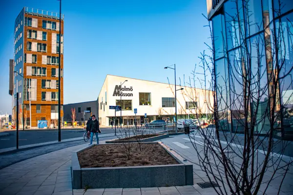 İsveç 'in Malmö kentindeki Fütürist Hyllie istasyonunda modern binalar inşa edildi.