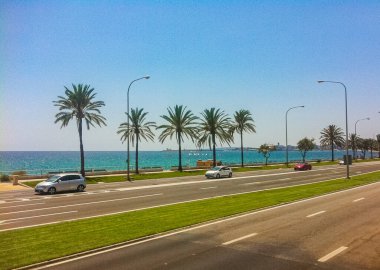 Palma de Mallorca, İspanya 'da Parc de La Mar' ın yanındaki sokakta.