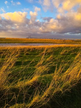 İsveç, Malmö 'deki Öresund köprüsü üzerinde gün batımı görünümü