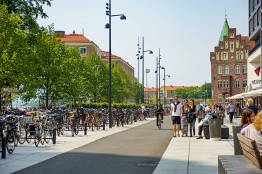 MALMO, SWEDen, 6 Haziran 2015: Malmö 'deki Triangeln Meydanı' ndaki insanlar, İsveç