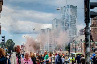 Malmö, SWEDEN, 8 Haziran Malmö gururlu bir trenden dumanın arkasında canlı yayında görülüyor.