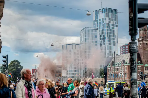 Malmö, SWEDEN, 8 Haziran Malmö gururlu bir trenden dumanın arkasında canlı yayında görülüyor.