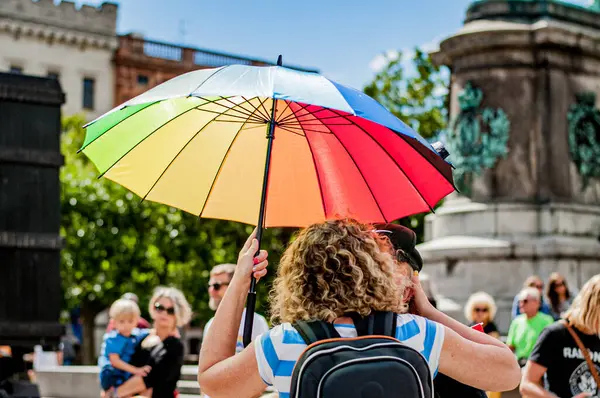 MALMO, İSVEÇ, 8 Haziran 2017: Gökkuşağı şemsiyesi tutan kadın