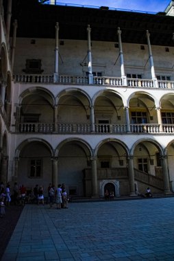 KRAKOW, POLAND, 6 Haziran 2010: Polonya 'nın Krakow kentindeki Wawel Meydanı.