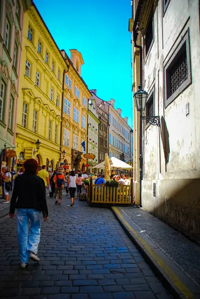 PRAG, CZECK REPUBLIC, 5 HAZİRAN 2010: Sokaklarda yürüyen