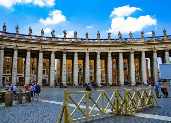 ROME, ITALY, 18 HAZİRAN 2010: Vatikan 'ın meydanı, Piazza di San Pietro. Roma, İtalya