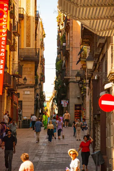 BARCELONA, İspanya, 24 Haziran 2010: Barcelona, İspanya 'da bir ara sokak.