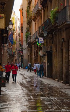 BARCELONA, İspanya, 22 HAZİRAN 2010: Yaz yağmurundan sonra bir ara sokak