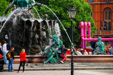Berlin, Almanya, 1 Mayıs 2014: Neptunbrunnen Çeşmesi, Berlin, Almanya