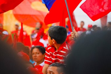 CARACAS, VENEZUELA, 13 Şubat 2009: Merhum başkan Hugo Chavez 'in seçim mitinginde izleyici kitlesi