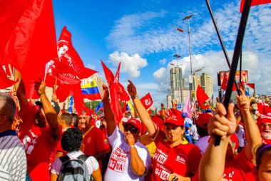 CARACAS, VENEZUELA, 13 Şubat 2009: Son dönem başkanı Hugo Chavez 'i bekleyen seyirciler