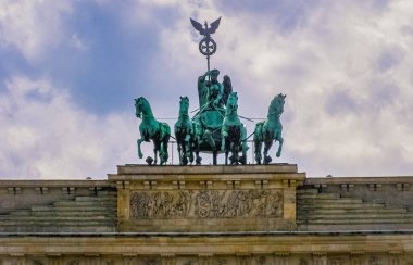 Almanya, Berlin 'deki Brandenburg Tor kapısının tepesinde.