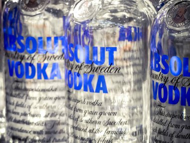 OSLO, NORway, FEBRUARY 12, 2007: Mutlak votka şişeleri vergisiz mağazada sıralanır