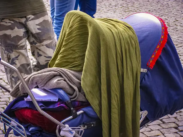 Bebek zırhlı bir bebek arabasında uyuyor.