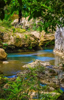 Küba 'daki dağ parkında Sendero reino de las aguas şelalesi