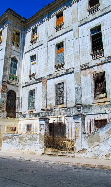 Küba Havana 'da tadilata ihtiyacı olan eski Beyaz Saray