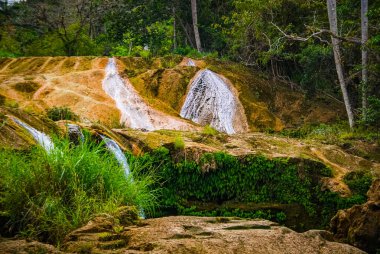 Küba 'daki dağ parkında Sendero reino de las aguas şelalesi