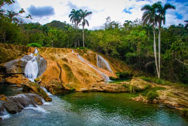 Küba 'daki dağ parkında Sendero reino de las aguas şelalesi