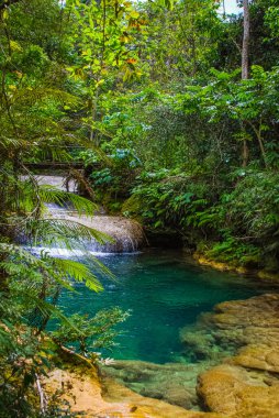 Küba 'daki dağ parkında Sendero reino de las aguas şelalesi
