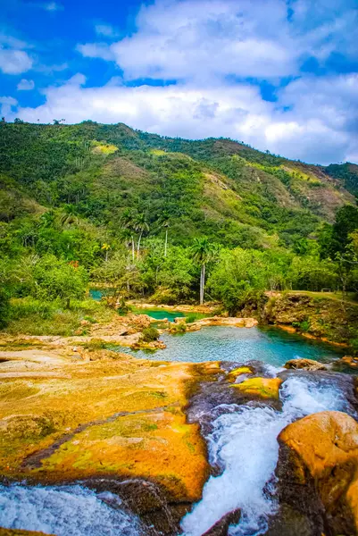 Küba 'daki dağ parkında Sendero reino de las aguas şelalesi