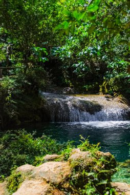 Küba 'daki dağ parkında Sendero reino de las aguas şelalesi