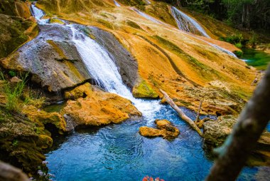 Küba 'daki dağ parkında Sendero reino de las aguas şelalesi