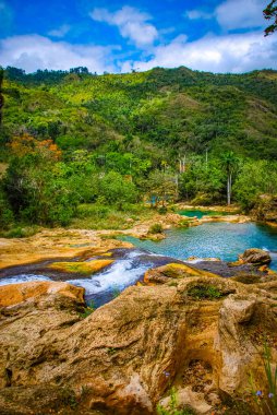 Küba 'daki dağ parkında Sendero reino de las aguas şelalesi