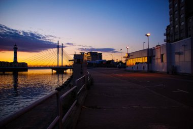 İsveç, Malmö 'deki Üniversite Köprüsü' nde yaz günbatımı