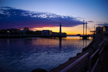 İsveç, Malmö 'deki Üniversite Köprüsü' nde yaz günbatımı