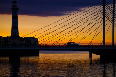 İsveç, Malmö 'deki Üniversite Köprüsü' nde yaz günbatımı